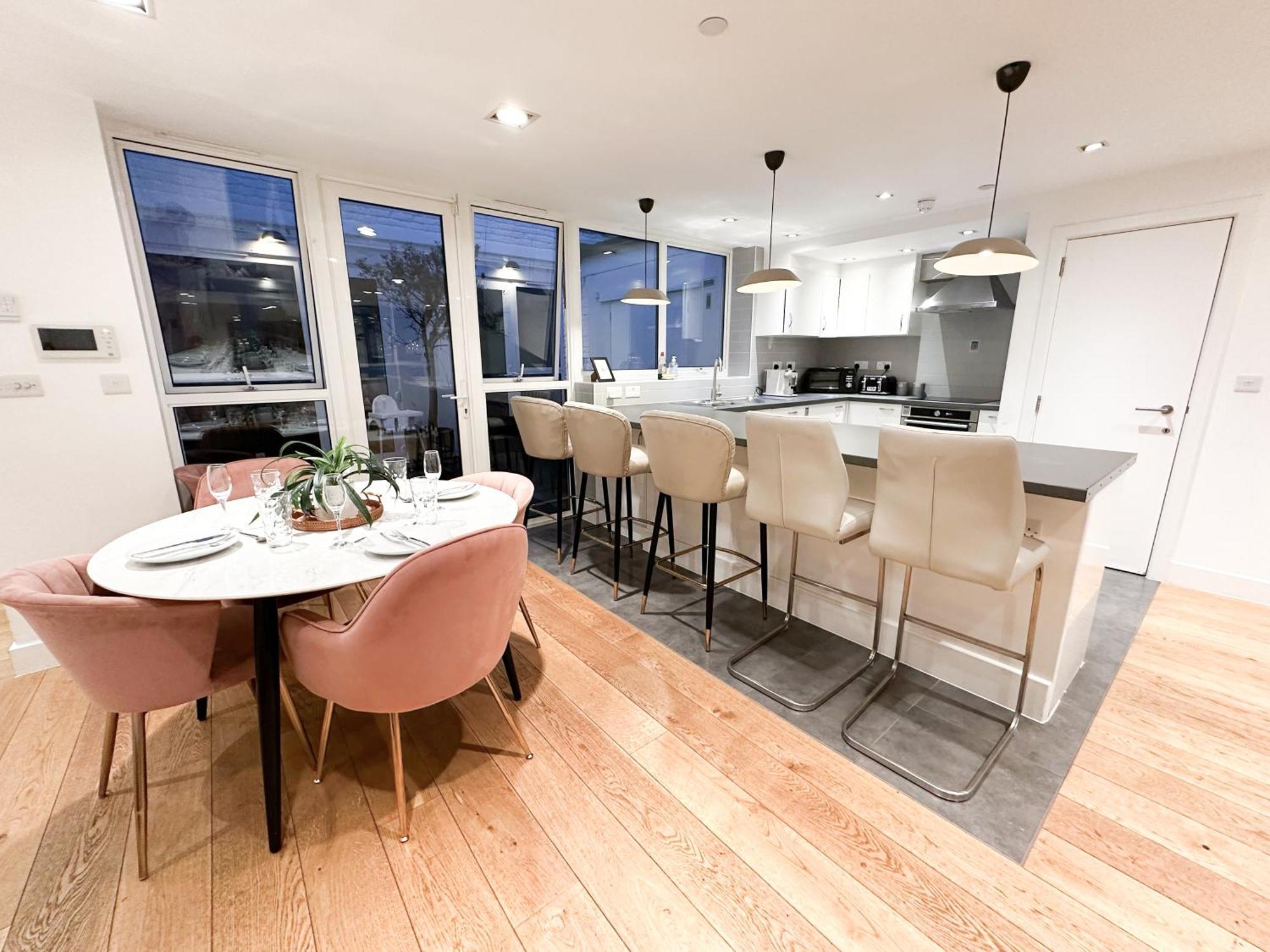 Chic 3 Bedroom Flat With Private Terrace In Holloway Near Finsbury Park