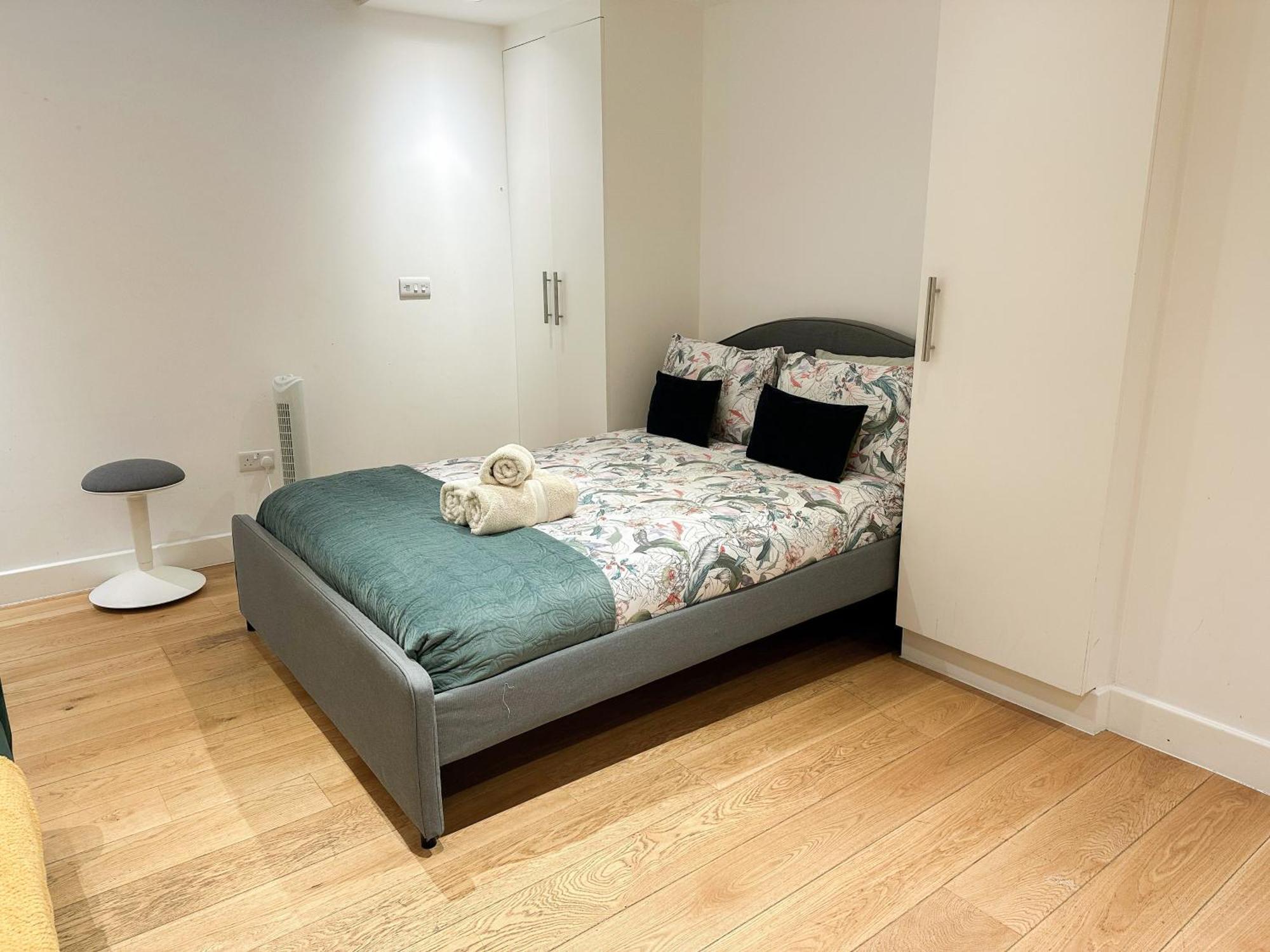 Chic 3 Bedroom Flat With Private Terrace In Holloway Near Finsbury Park *