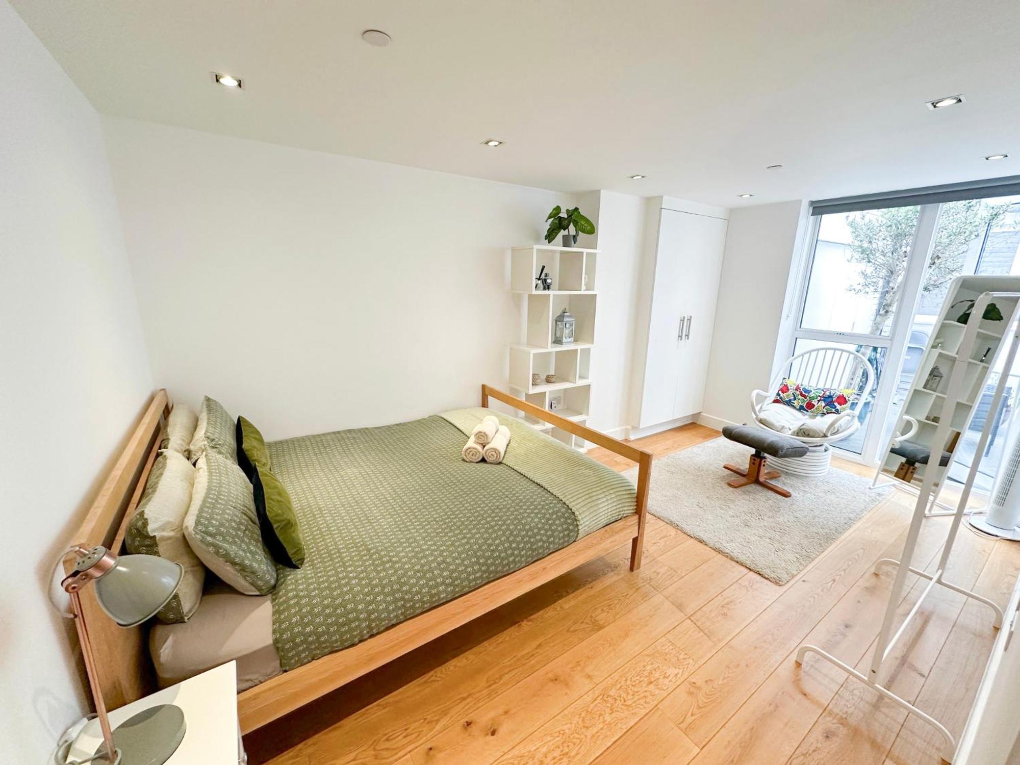 Chic 3 Bedroom Flat With Private Terrace In Holloway Near Finsbury Park