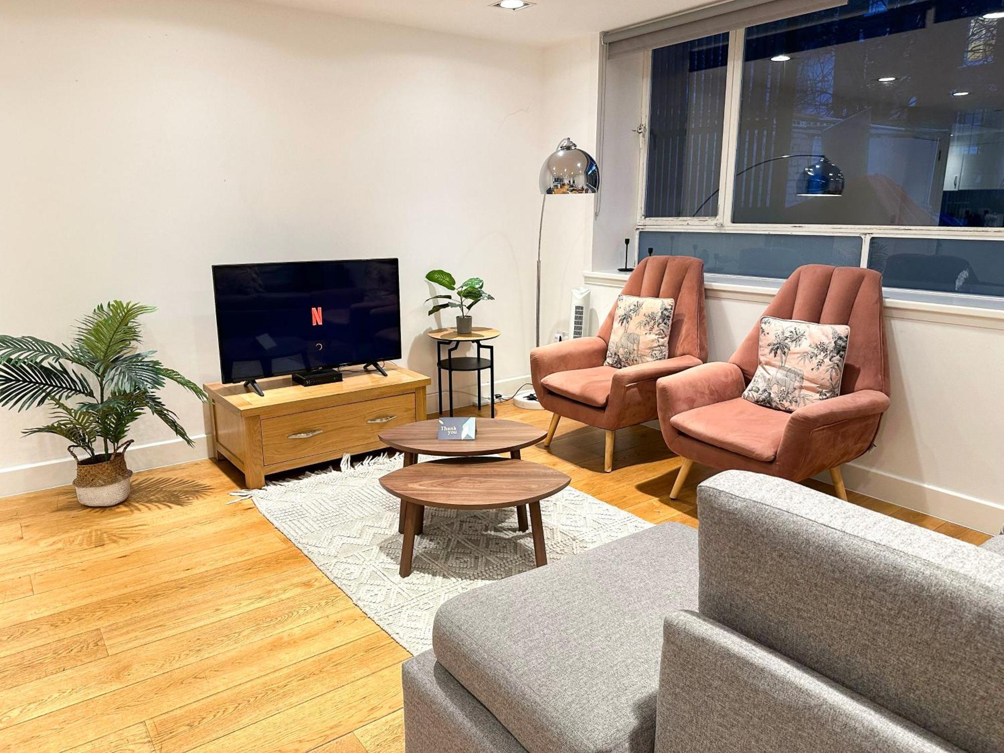 Chic 3 Bedroom Flat With Private Terrace In Holloway Near Finsbury Park Apartment *
