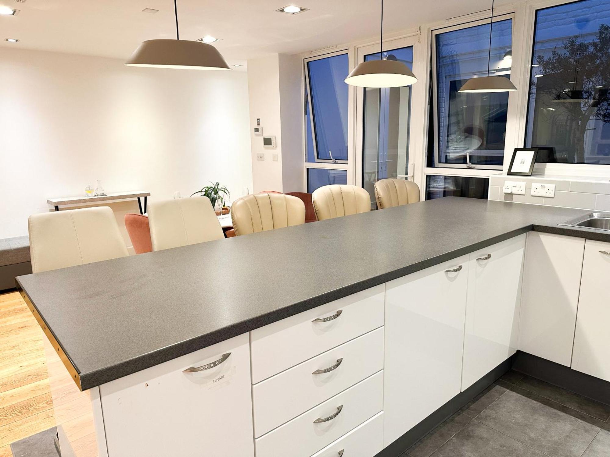 Chic 3 Bedroom Flat With Private Terrace In Holloway Near Finsbury Park *